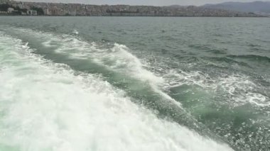 Geminin kıç tarafından türbülans suyuna bak.