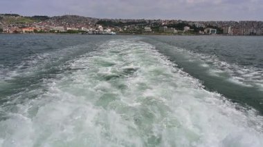 Geminin kıç tarafından türbülans suyuna bak.