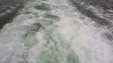 Geminin kıç tarafından türbülans suyuna bak.