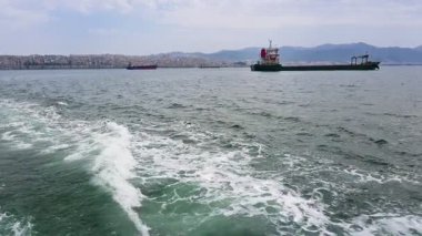Geminin kıç tarafından türbülans suyuna bak.