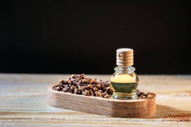 Karanfil taneleri ve tıbbi karanfil yağı Şişe içinde