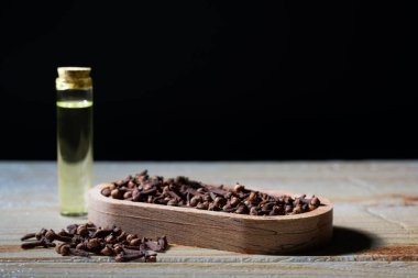 Karanfil taneleri ve tıbbi karanfil yağı Şişe içinde