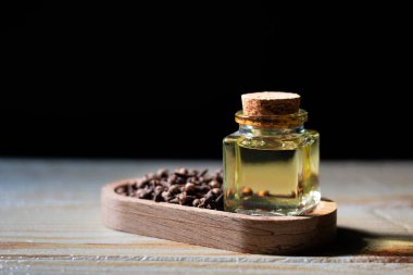 Karanfil taneleri ve tıbbi karanfil yağı Şişe içinde