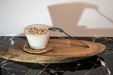 Cam kasede Türk usulü muhallebi