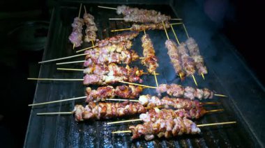 Izgaradaki Türk kebabı. Barbeküde şiş kebap, kömür ateşinde şiş kebap