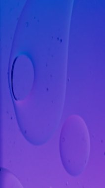 Soyut Renkli Organik Gıda Yağı, su yüzeyine baloncuk düşürüyor. Dikey