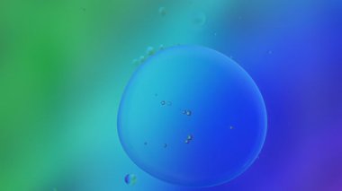 Soyut Renkli Organik Gıda Yağı Su yüzeyine Baloncuk Düşürdü