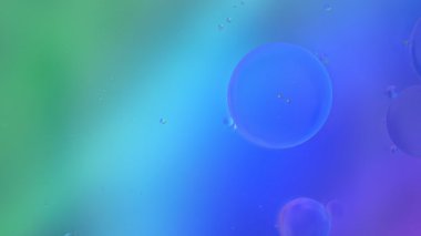 Soyut Renkli Organik Gıda Yağı Su yüzeyine Baloncuk Düşürdü