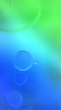 Soyut Renkli Organik Gıda Yağı, su yüzeyine baloncuk düşürüyor. Dikey