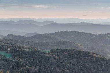 Gün batımına karşı tepelerin ve vadinin yukarıdan görünüşü. Bakış açısı ufukta beliriyor. Doku ve kopyalama alanı.