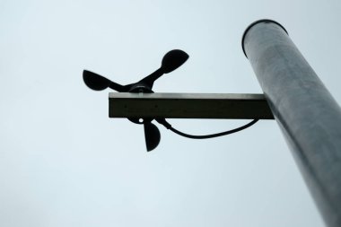 Hava tahmincileri için rüzgar hızı sensörü Anemometresi. Aşağıdan yakın görüntü.