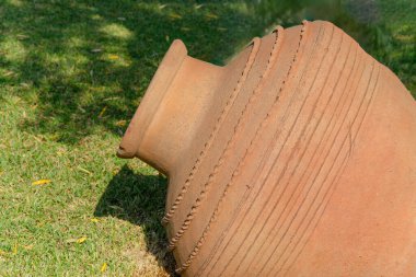 Çimlere seramik amforo yakın plan. Kahverengi ve yeşil renkler