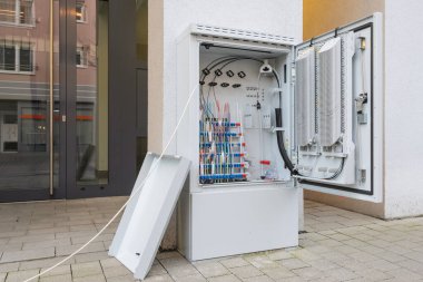 Fiber optik kablo dağıtım dolabı. Açık ve içindeki renkli lifleri görebilirsiniz.