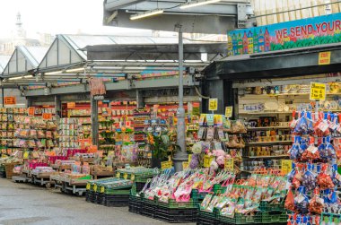 Hollanda, Amsterdam 'da renkli bir çiçek pazarı. Kabinler lalelerle, güllerle, zambaklarla ve diğer yaz çiçekleriyle dolup taşıyor..