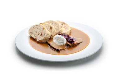 Kremalı sığır filetosu, kızılcık ve ekmek köftesi.