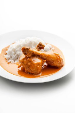 Macarcada paprika csirke ya da csirkepapriks olarak da bilinir.