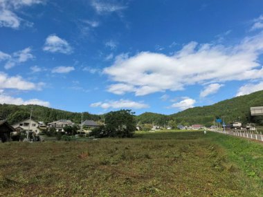 Japonya 'da gökyüzü, dağ ve yeşil