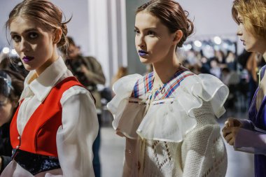 Kuliste mankenler Ukrayna Moda Haftası Sonbahar-Kış 2022-2023