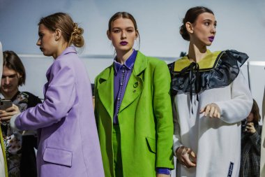 Kuliste mankenler Ukrayna Moda Haftası Sonbahar-Kış 2022-2023