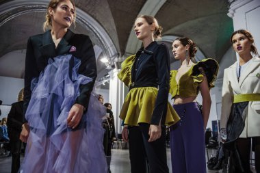 Kuliste mankenler Ukrayna Moda Haftası Sonbahar-Kış 2022-2023