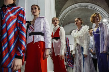 Kuliste mankenler Ukrayna Moda Haftası Sonbahar-Kış 2022-2023