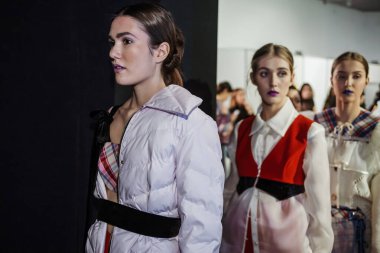 Kuliste mankenler Ukrayna Moda Haftası Sonbahar-Kış 2022-2023