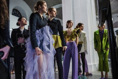 Kuliste mankenler Ukrayna Moda Haftası Sonbahar-Kış 2022-2023