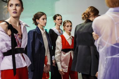 Kuliste mankenler Ukrayna Moda Haftası Sonbahar-Kış 2022-2023