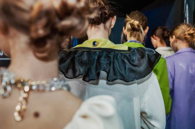 Kuliste mankenler Ukrayna Moda Haftası Sonbahar-Kış 2022-2023