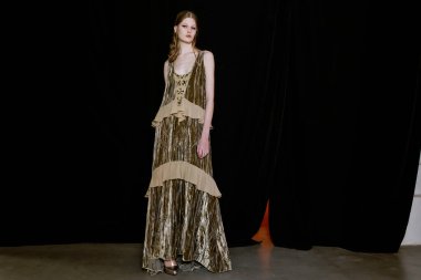 Ukrayna Moda Haftası 2022-2023 sonbahar döneminde sahne arkasında IRYNA DIL gösterisi yapan bir model.