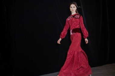 Ukrayna Moda Haftası 2022-2023 sonbahar döneminde sahne arkasında IRYNA DIL gösterisi yapan bir model.