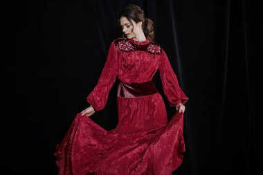 Ukrayna Moda Haftası 2022-2023 sonbahar döneminde sahne arkasında IRYNA DIL gösterisi yapan bir model.