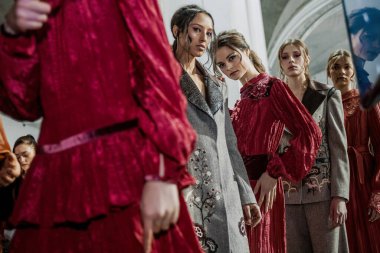 Ukrayna Moda Haftası 2022-2023 sonbahar döneminde sahne arkasında IRYNA DIL gösterisi modelleri
