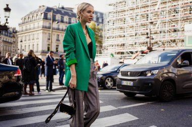 Leonie Hanne, Paris Moda Haftası Kadın Giyim / Yaz 2020 'de STELLA McCARTNEY' in dışında görüldü..