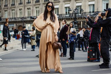 Tamara Kalinic poz veriyor STELLA McCARTNEY Şovu 'nun dışında, Paris Moda Haftası Kadın Giyim Haftası Bahar / Yaz 2020.