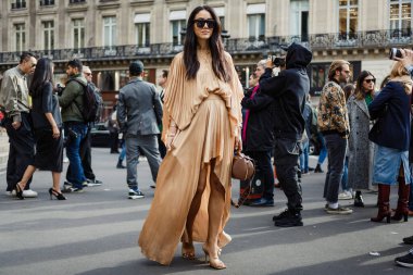 Tamara Kalinic poz veriyor STELLA McCARTNEY Şovu 'nun dışında, Paris Moda Haftası Kadın Giyim Haftası Bahar / Yaz 2020.