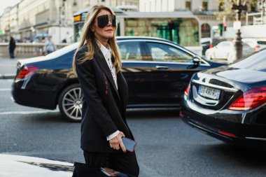 Anna Dello Russo, Paris Moda Haftası boyunca STELLA McCARTNEY Şovu 'nun dışında, Kadın giyim Yortu / Yaz 2020.