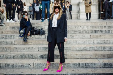 STELLA McCARTNEY Şovu 'nun dışında, Paris Moda Haftası' nda Kadın Giyim / Yaz 2020.