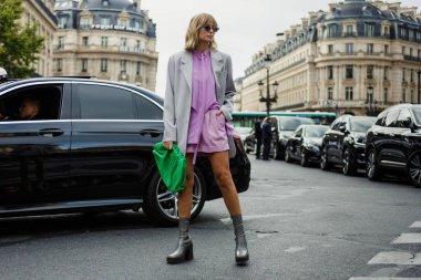 Xenia Adonts poz veriyor STELLA McCARTNEY Şov 'un dışında, Paris Moda Haftası Kadın Giyim Haftası Bahar / Yaz 2020.
