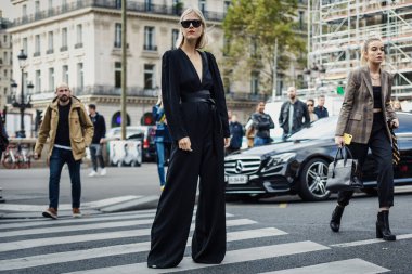 Linda Tol, Paris Moda Haftası boyunca STELLA McCARTNEY Şovu 'nun dışında görüldü..