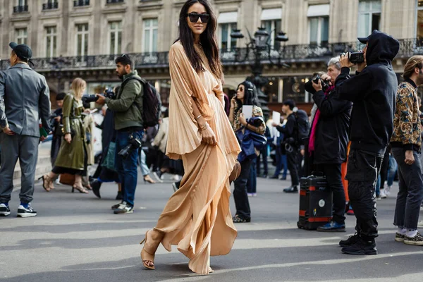 Tamara Kalinic poz veriyor STELLA McCARTNEY Şovu 'nun dışında, Paris Moda Haftası Kadın Giyim Haftası Bahar / Yaz 2020.
