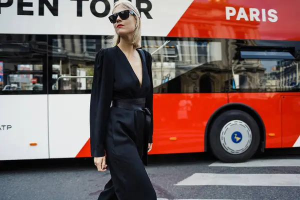 Linda Tol Sett Utenfor Stella Mccartney Show Paris Fashion Week royaltyfrie gratis stockfoto