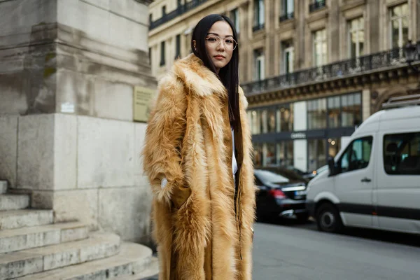 曹耀耀在Stella Mccartney展示会前 在2020年春季 夏季巴黎时装周期间露面 图库图片