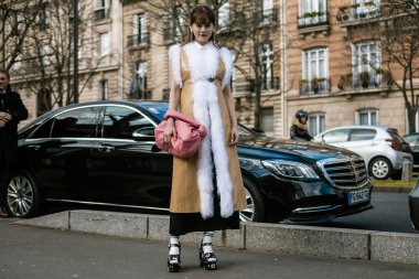Emma Ashman, Paris Moda Haftası Kadın Giyim / Kış 20-21 programında MIU 'nun önünde poz veriyor..