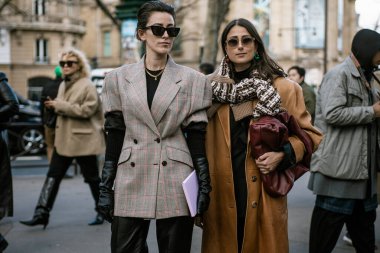 Sylvia ve Julia Haghjoo, Paris Moda Haftası boyunca MIU 'nun dışında görüldü. Kadın giyim / Kış 20-21.
