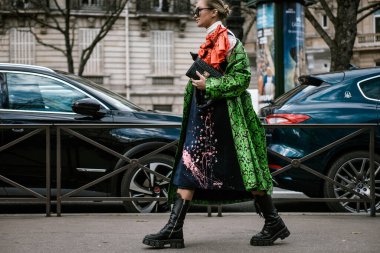 Nina Suess, Paris Moda Haftası Kadın Giyim / Kış 20-21 programında MIU 'nun dışında görüldü..