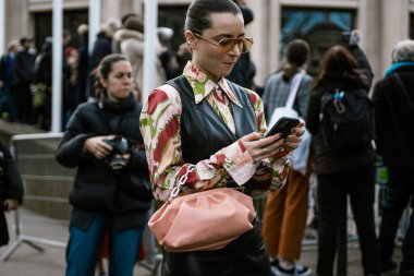 MIU MIU gösterisinin dışında görülen bir konuk, Paris Moda Haftası Kadın Giyim / Kış 20-21.