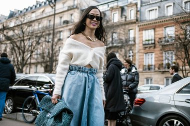 MIU MIU gösterisinin dışında görülen bir konuk, Paris Moda Haftası Kadın Giyim / Kış 20-21