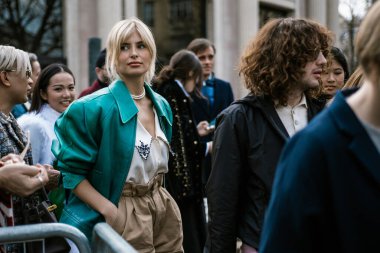 Xenia Adonts, MIU MIU gösterisinden sonra Paris Moda Haftası Kadın Giyim / Kış 20-21 'de çıkarken görüldü..