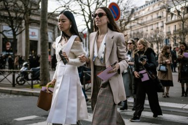 Erika Boldrin, Paris Moda Haftası Kadın Giyim / Kış 20-21 'de MIU MIU gösterisinin dışında görüldü..